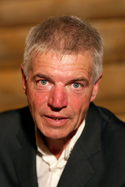 Colin Friels como Frank Collins