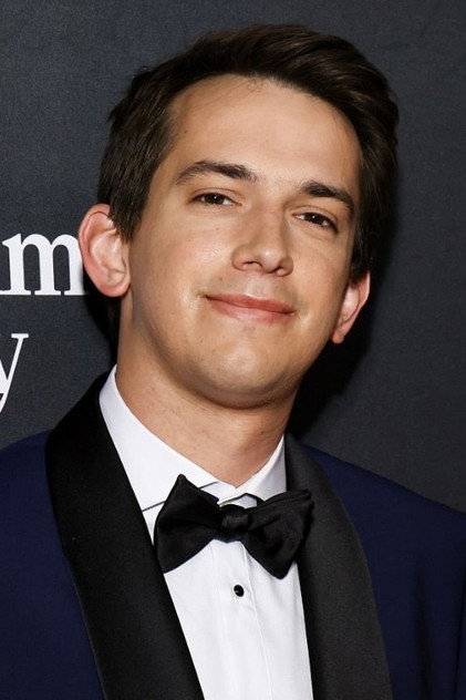 Andrew Dismukes como Coy Burns