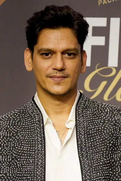 विजय वर्मा como Akash 'Kaashi' Dogra