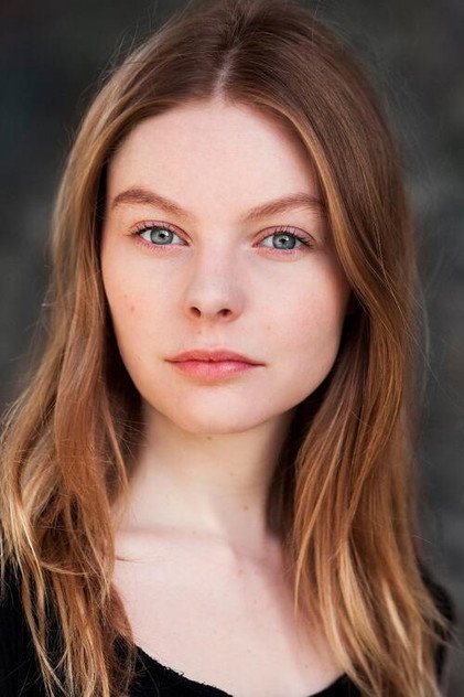 Nell Hudson como Ruth