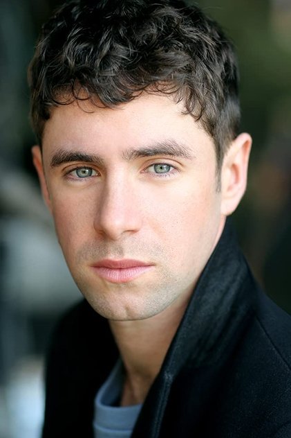 Lee Armstrong como Grenadier