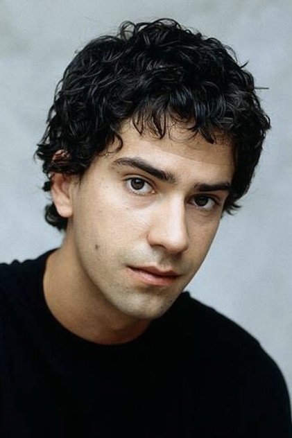 Hamish Linklater som Father Paul Hill