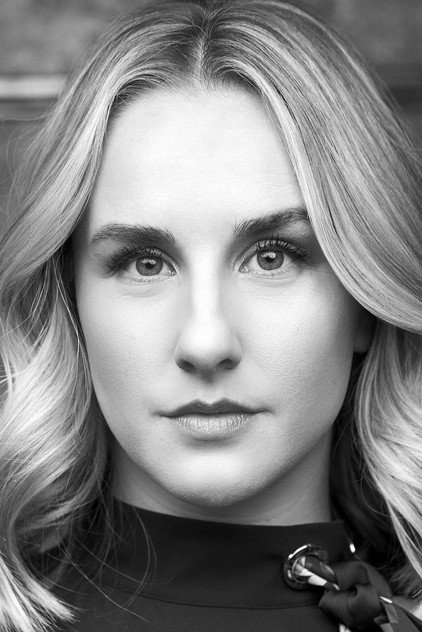 Jeanna De Waal como Diana