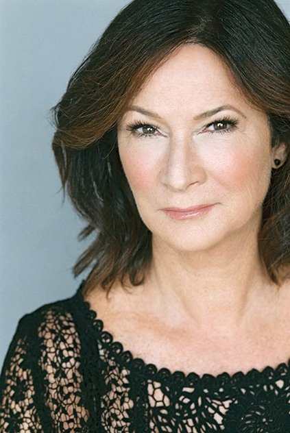 Lucy Butler dans le rôle de Candace Dayton