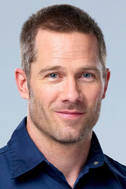 Luke Macfarlane como James