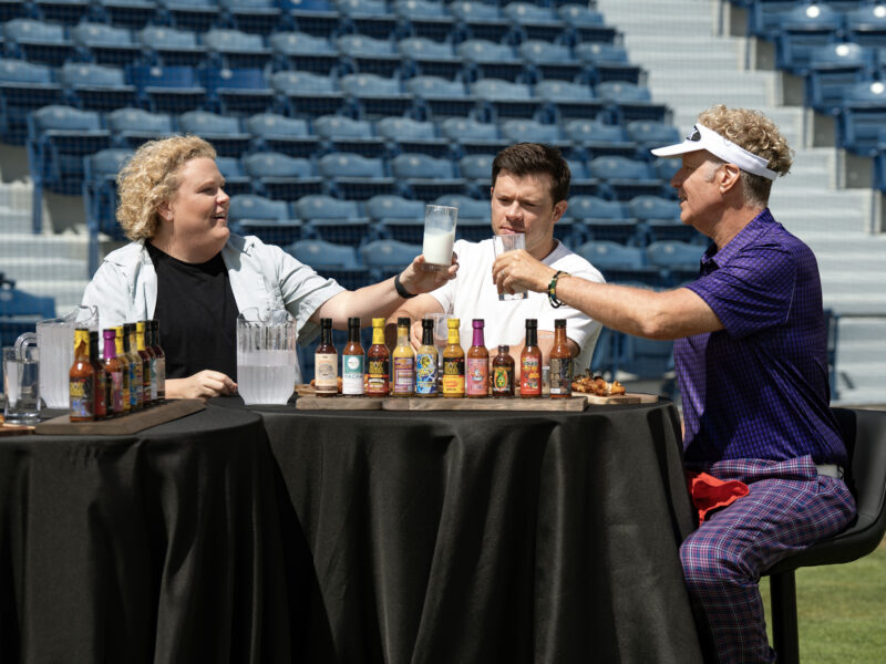 Hot Ones: Extra Heat su Netflix porta Sean Evans fuori dallo studio nero e dentro lo stadio