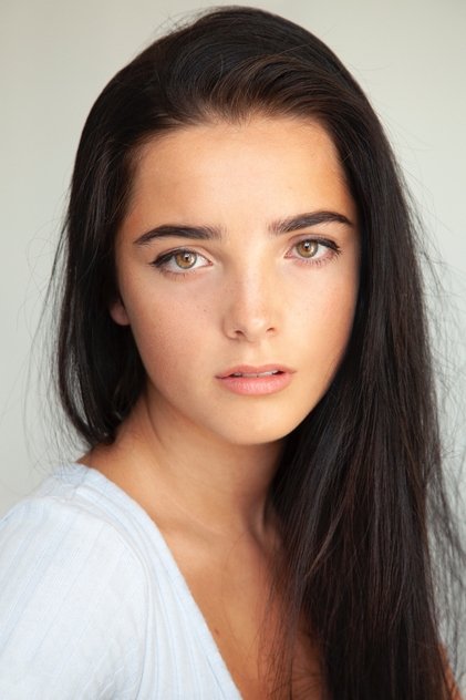 Jessica Reynolds como Audrey Earnshaw