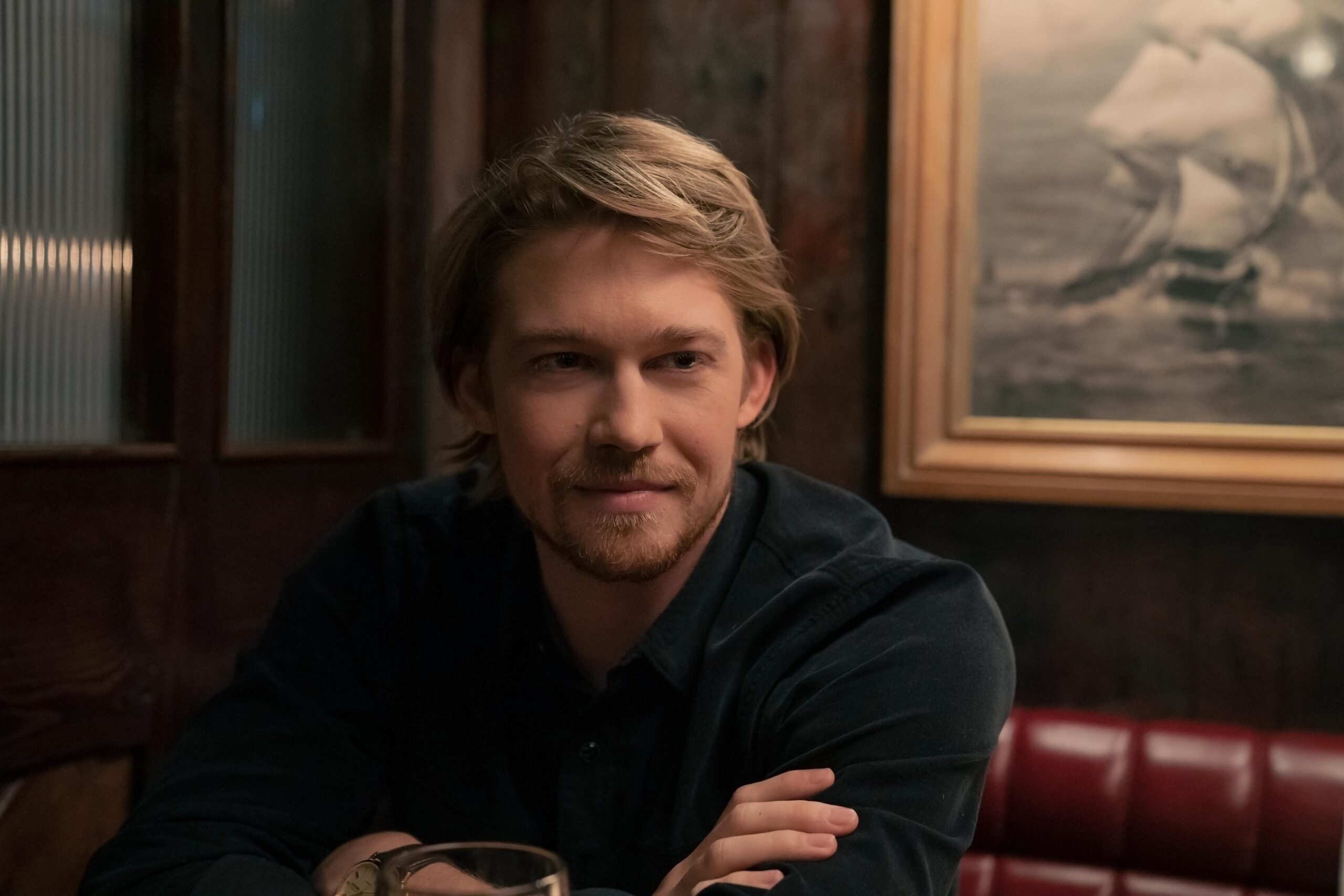 Joe Alwyn e Sarah Pidgeon juntos: dois atores que transformaram a discrição num método