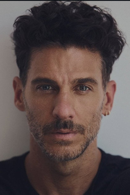 Erick Elías como César