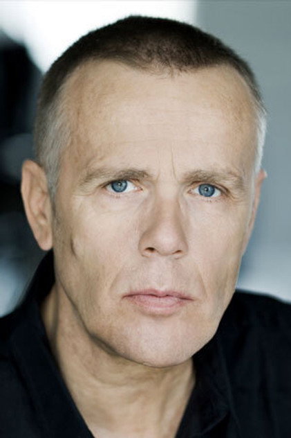 Morten Suurballe como Gert