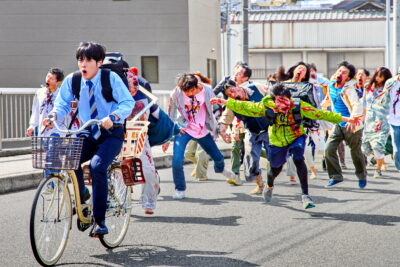 《僵尸 100：在成为僵尸前要做的 100 件事》（2023）Netflix 上的电影：一部有趣的（暑期档和僵尸）电影