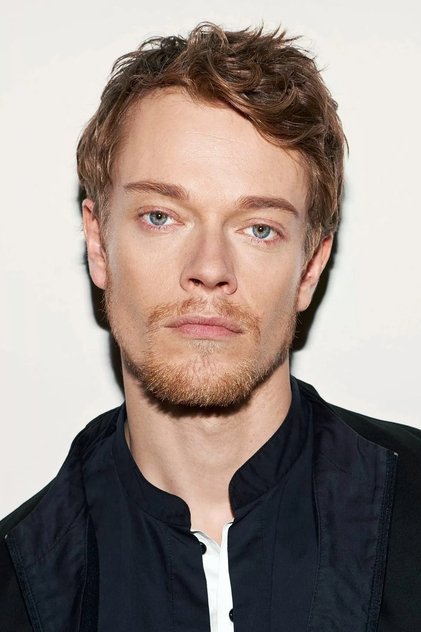 Alfie Allen como Victor