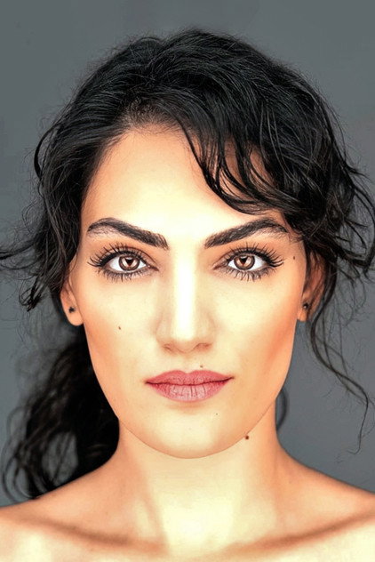 Sezgin Uzunbekiroğlu como Dr. Feriha Mahmudzade