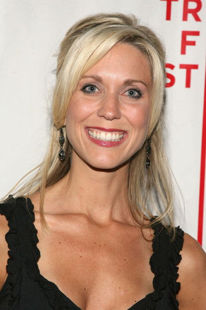 Katie O’Grady como Officer (voice)