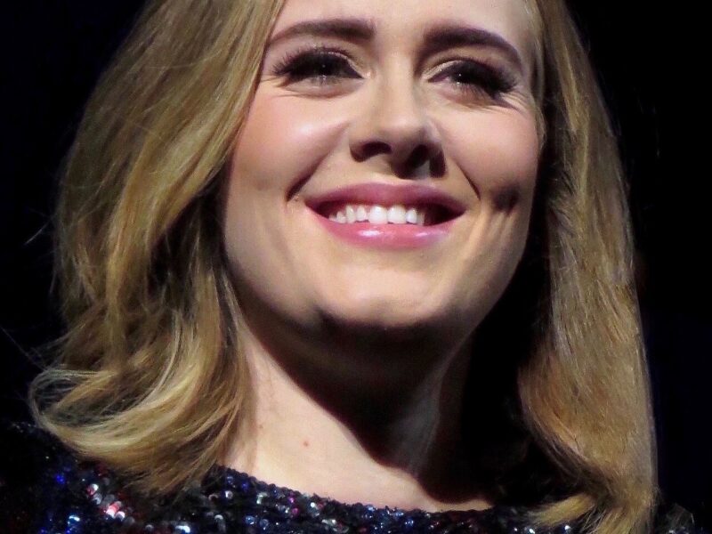 Adele, a voz que viveu do luto e agora descobre a felicidade