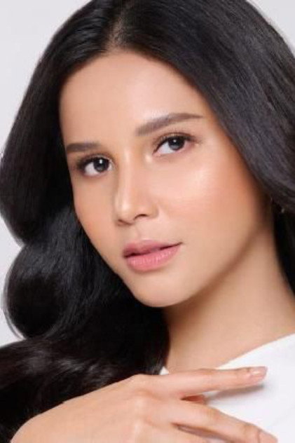 Yunita Siregar como Ajeng