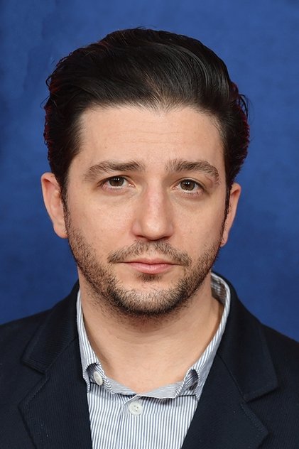 John Magaro als Dad