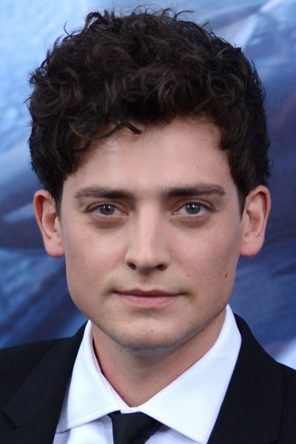 Aneurin Barnard como Gibson