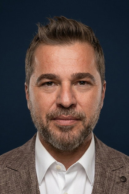 Engin Altan Düzyatan as Mehmet Mahir