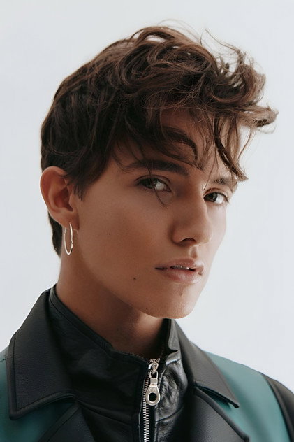 Noah Urrea como Clay Moss