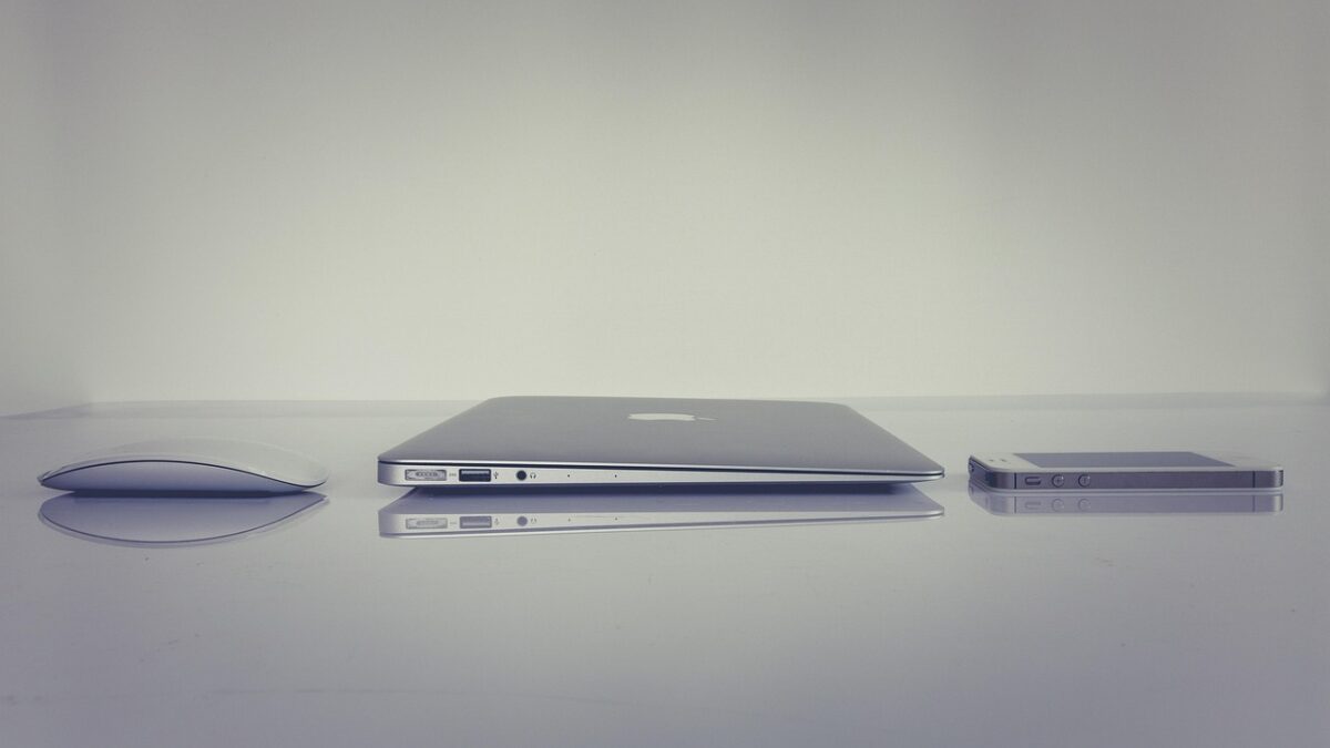 Apple sortea la escasez de memoria con un trimestre récord de iPhone y Mac, pero la factura llega después