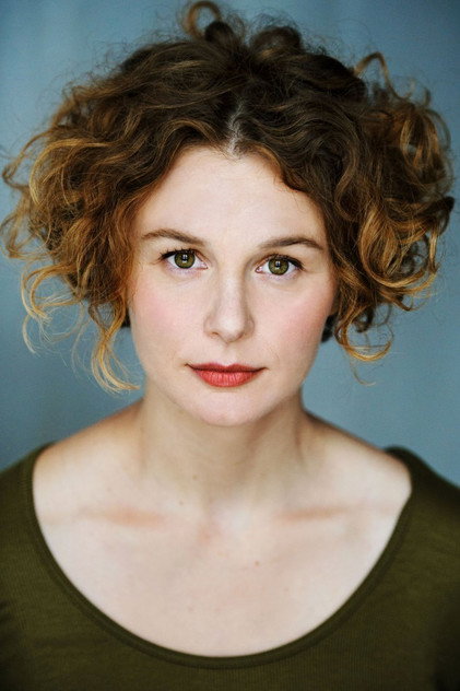 ANNA MARIA STURM como Ingrid Korbel