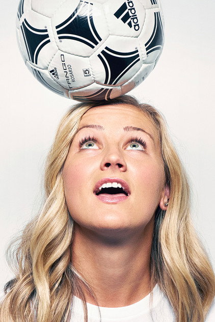 Lindsey Horan nel ruolo di Self