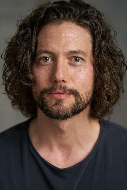 Джексон Рэтбоун в роли Donovan Taylor