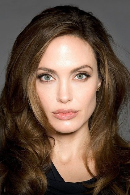 Angelina Jolie como Thena