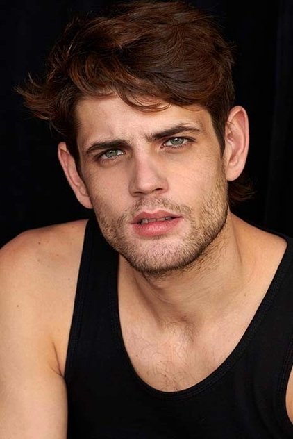 Alberto Olmo como Arón