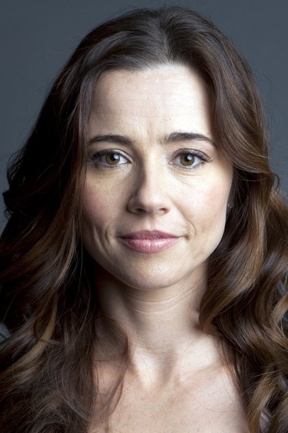 Linda Cardellini als Mae Capone