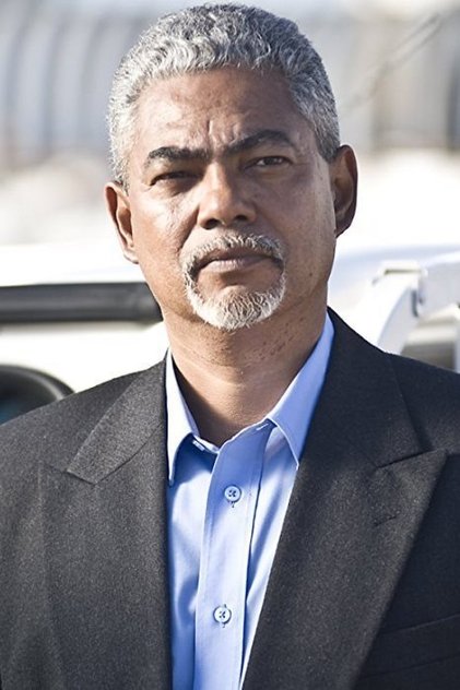 Peter Butler como Dr. Holt