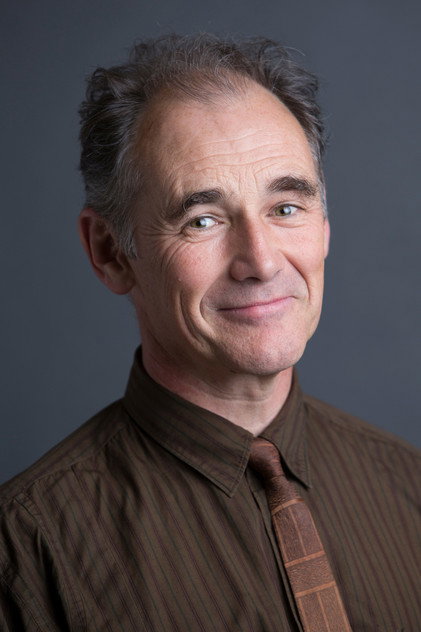 Mark Rylance como Mr. Dawson