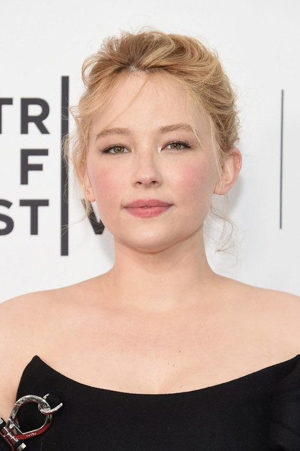 Haley Bennett como Charlotte Russell