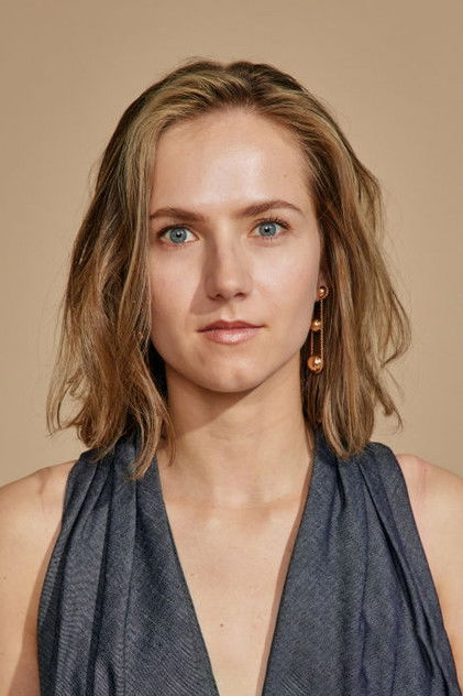 Ekaterina Baker como Sara