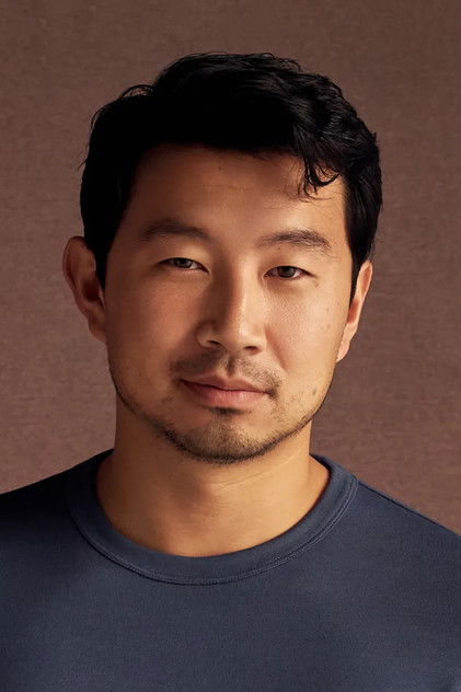 Simu Liu como Casey