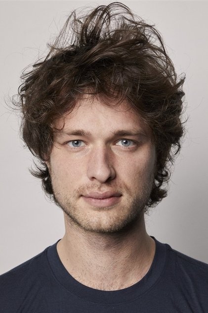 Louka Meliava como Alexandre Bartek