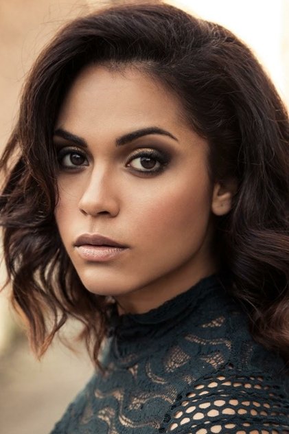 Monica Raymund como Mary