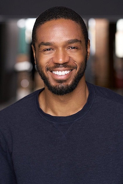 Travis Delgado como Milo Stone