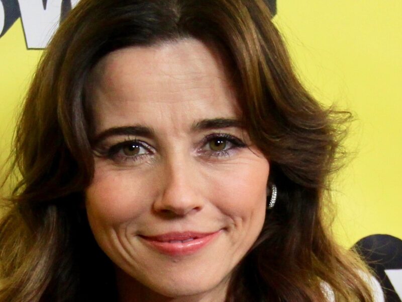 A24 mizează pe mama îndoliată a Lindei Cardellini pentru a face din «Vinerea 13» un serial de prestigiu