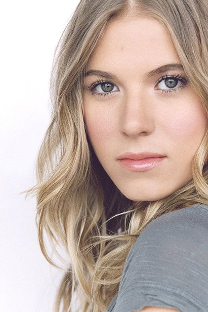 Hannah Pilkes como Josie