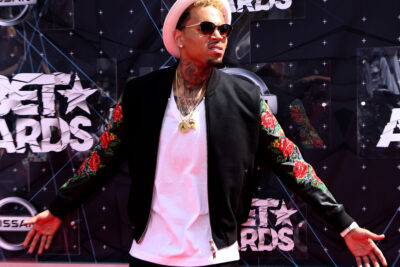 Chris Brown se declara culpado por ataque em boate de Londres — e a turnê não parou