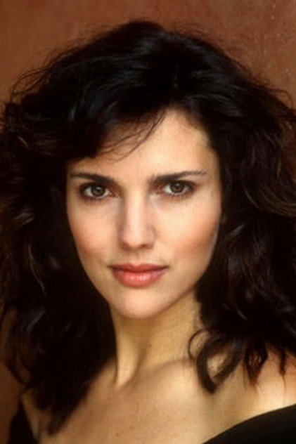 Ashley Laurence como Kirsty