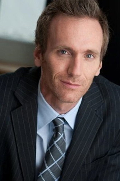 Tom Carey como Lochlan Bell