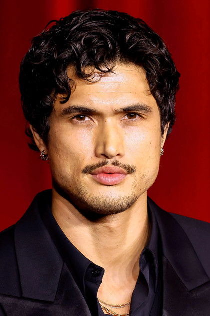 Charles Melton nel ruolo di Private K