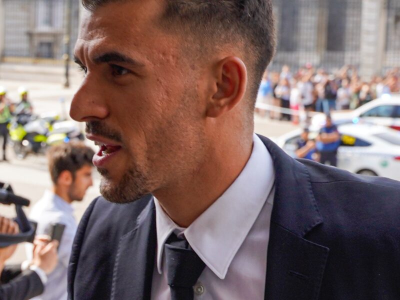 Luna Serrat y Dani Ceballos presentan a sus mellizas y no mostrarán sus caras