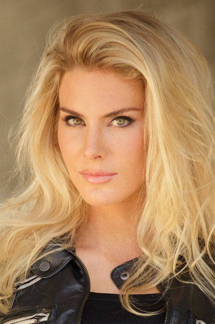 Kelly Greyson como Pam