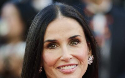 パリ・オートクチュールでのデミ・ムーアの大胆な帽子は、シーズン全体が売る幻想そのものだ