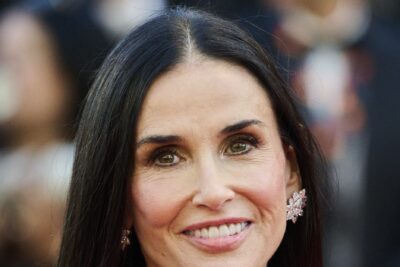 O chapéu dramático de Demi Moore na Alta-Costura de Paris é a fantasia que a temporada inteira está vendendo
