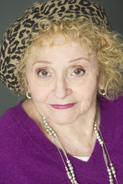 Sondra James como Grandma Maguire